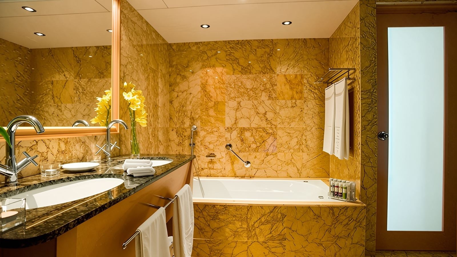 rooms-superior-one-bedroom-suite-seaview