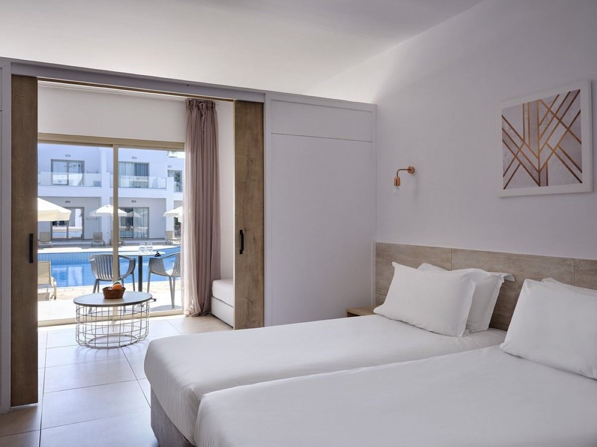 rooms-familyroom-poolview-balcony