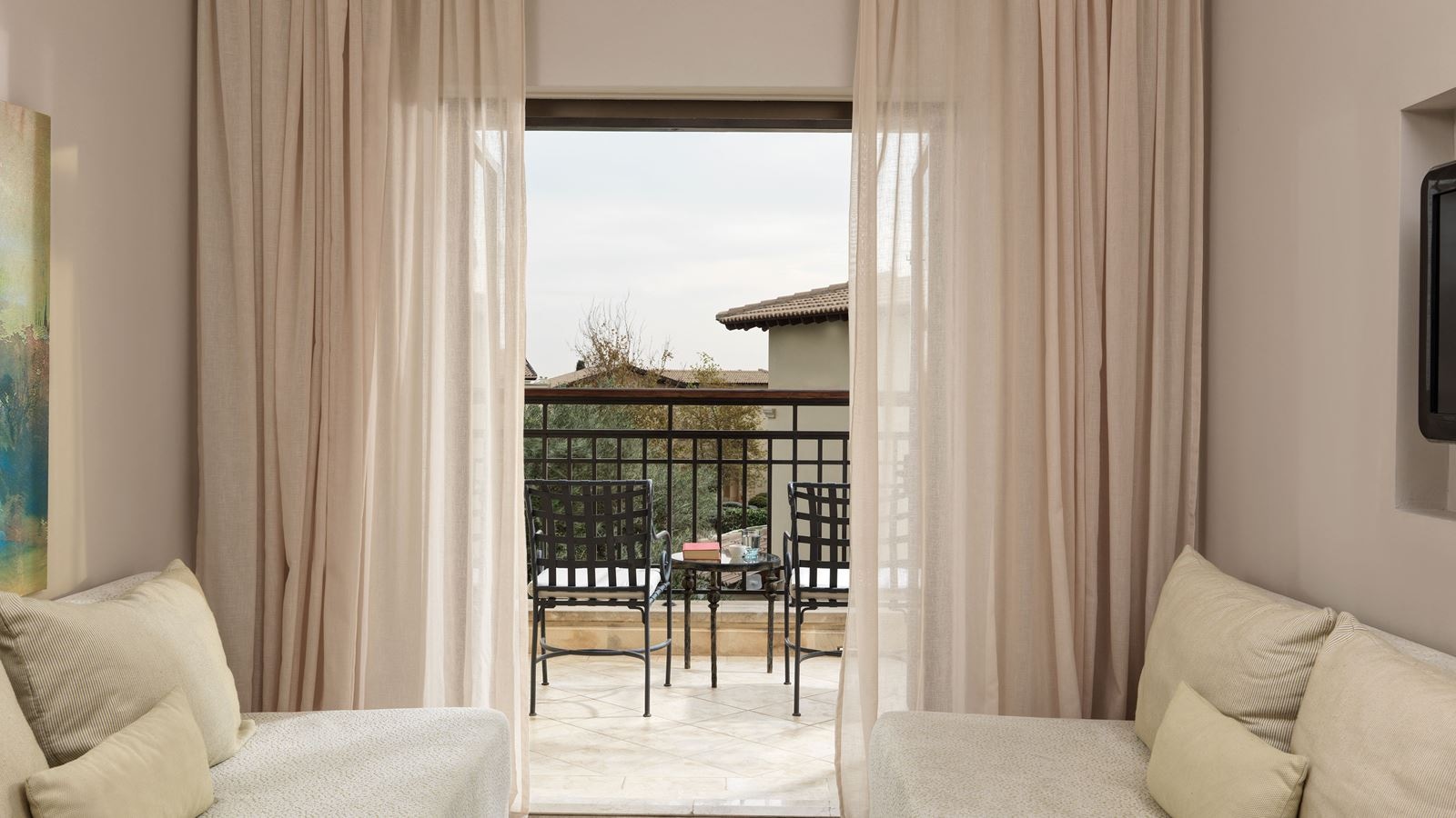 rooms-one-bedroom-suite-pool-or-garden-view