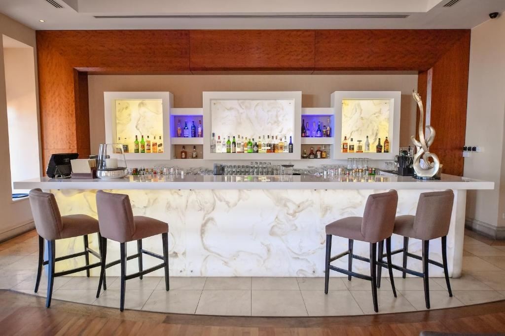 bars-carob-lounge