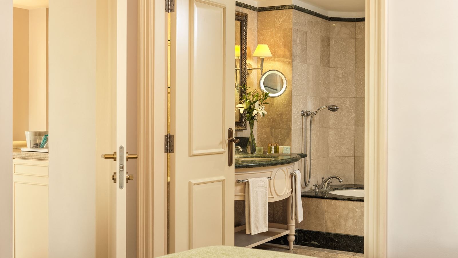 rooms-one-bedroom-suite-golf--sea-view