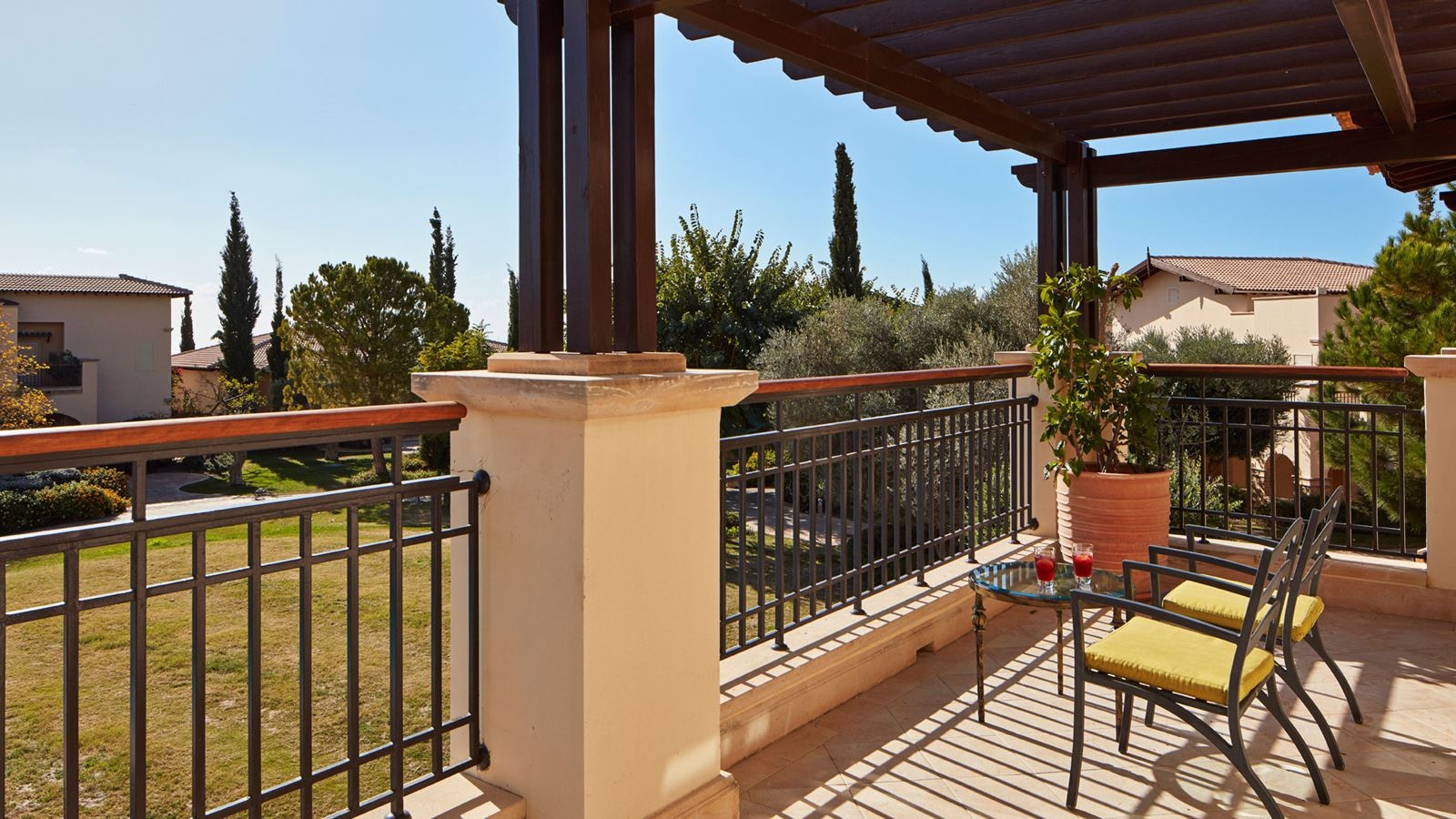 rooms-aphrodite-suite-garden-or-pool-view