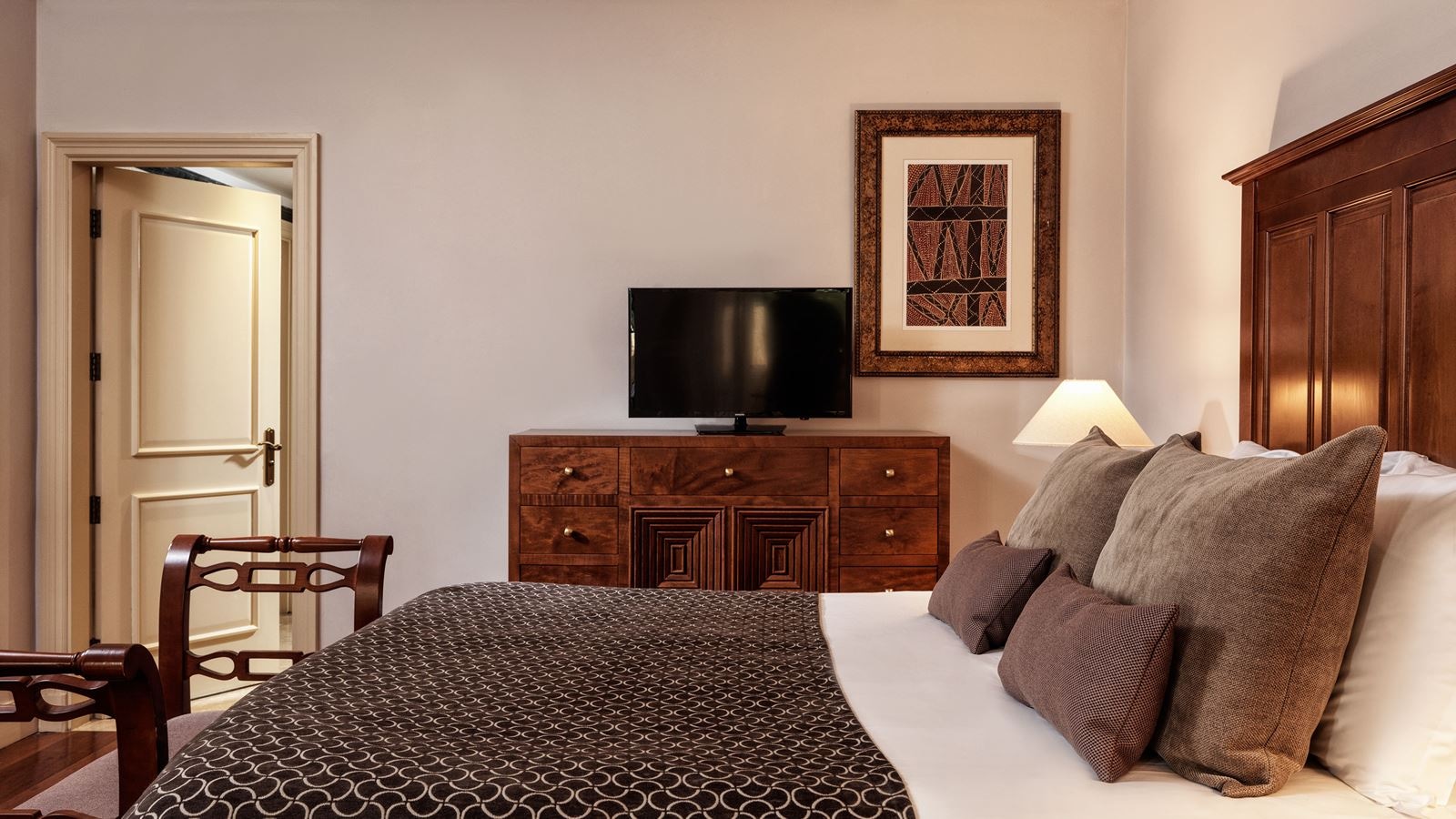 rooms-aphrodite-suite-garden-or-pool-view