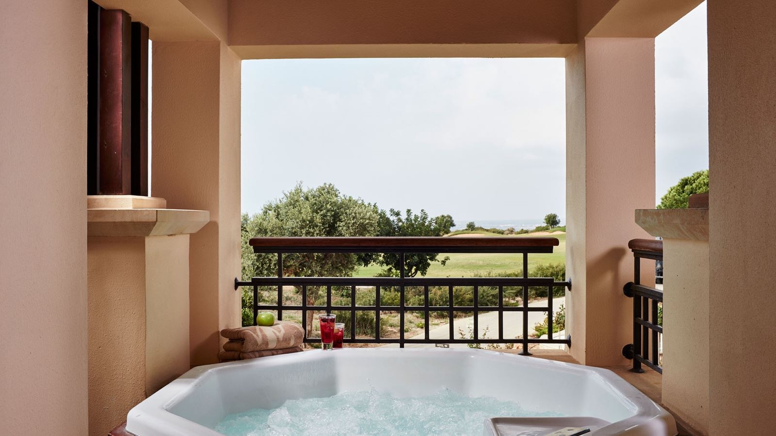 rooms-aphrodite-suite-with-jacuzzi-golf--sea-view