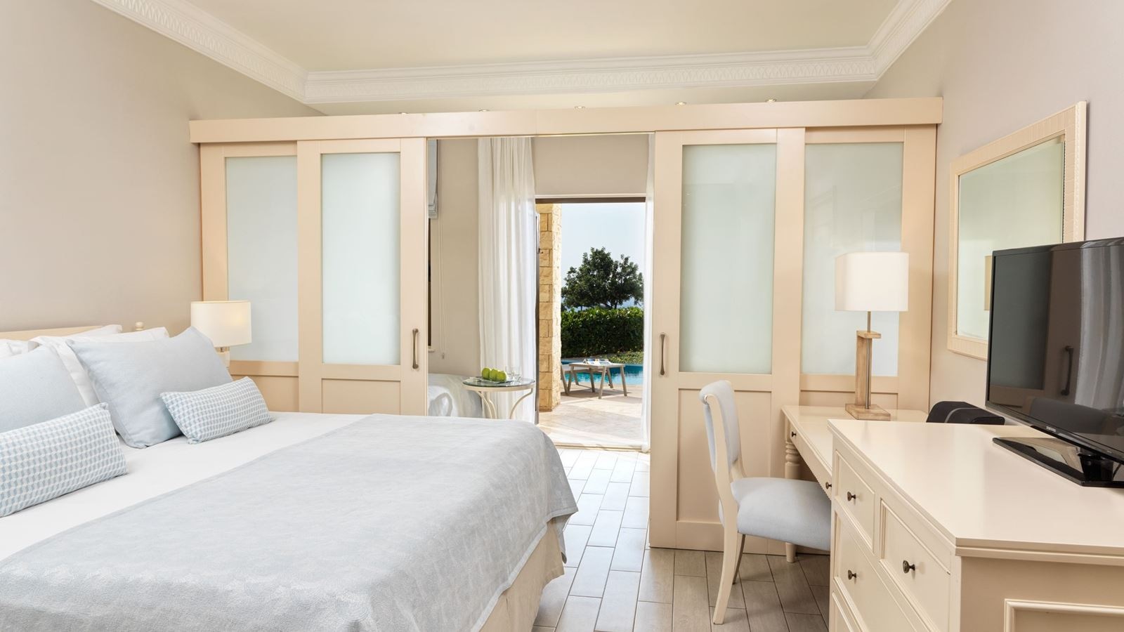 rooms-junior-suite-swim--up-limited-sea-view