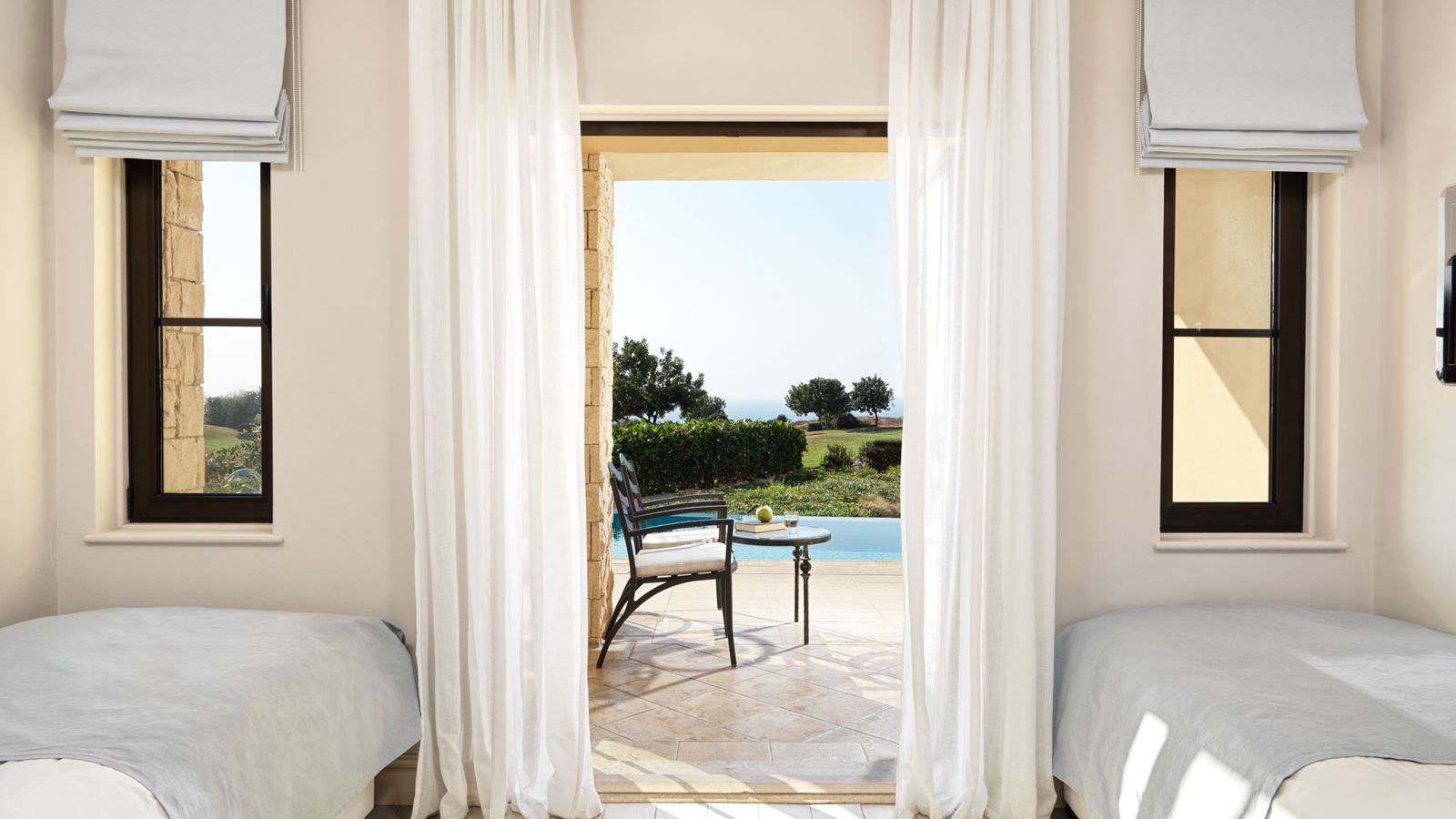 rooms-junior-suite-swim--up-limited-sea-view