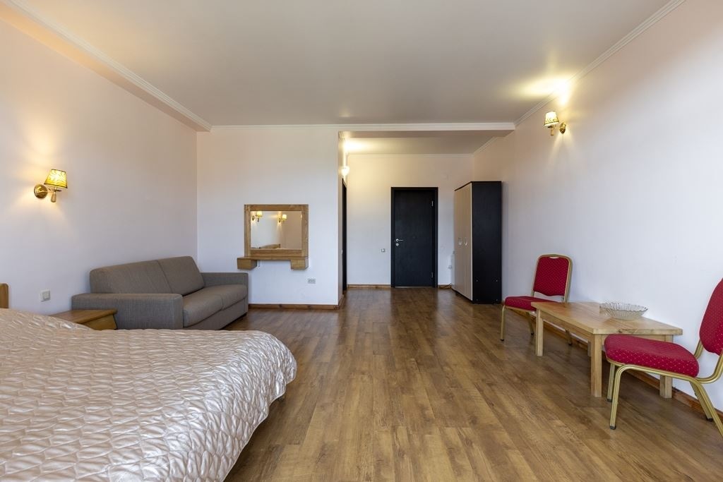 rooms-junior-suite-jellow