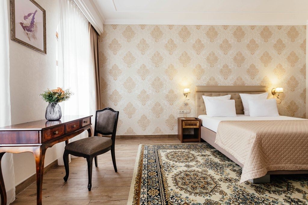 rooms-suite-jacuzzi-without-balcony-yard-view