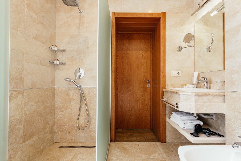 rooms-suite-jacuzzi-without-balcony-yard-view