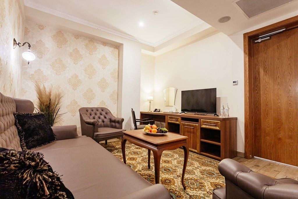 rooms-suite-jacuzzi-without-balcony-yard-view