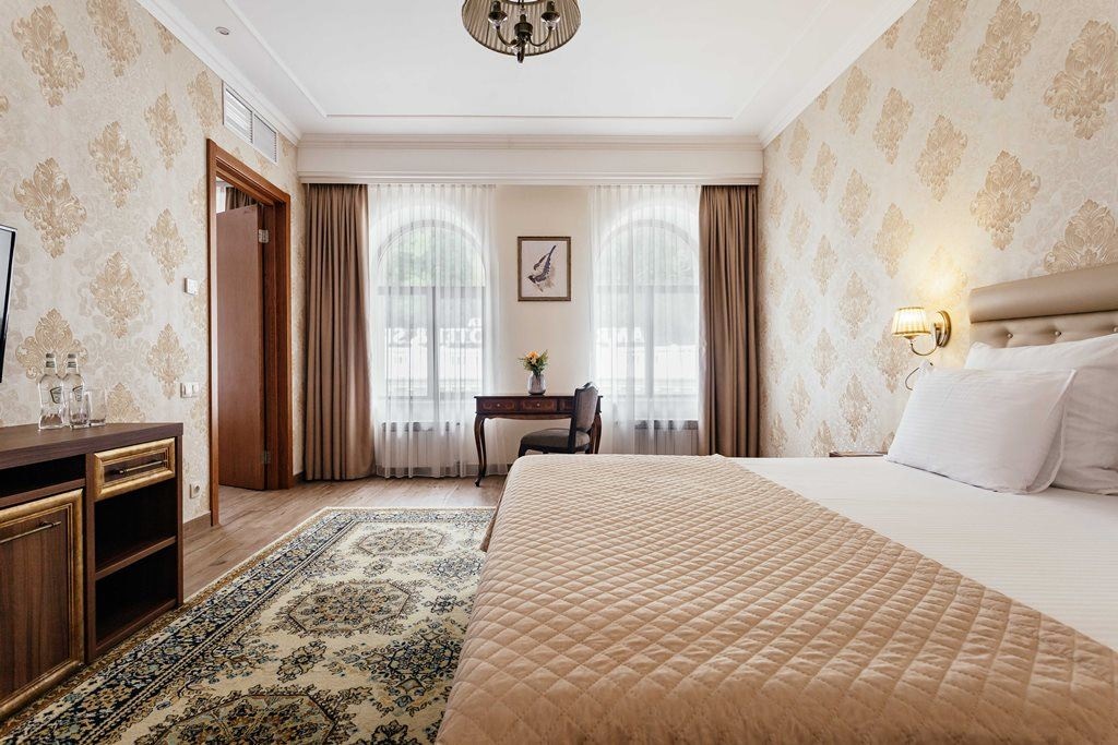 rooms-suite-jacuzzi-without-balcony-yard-view