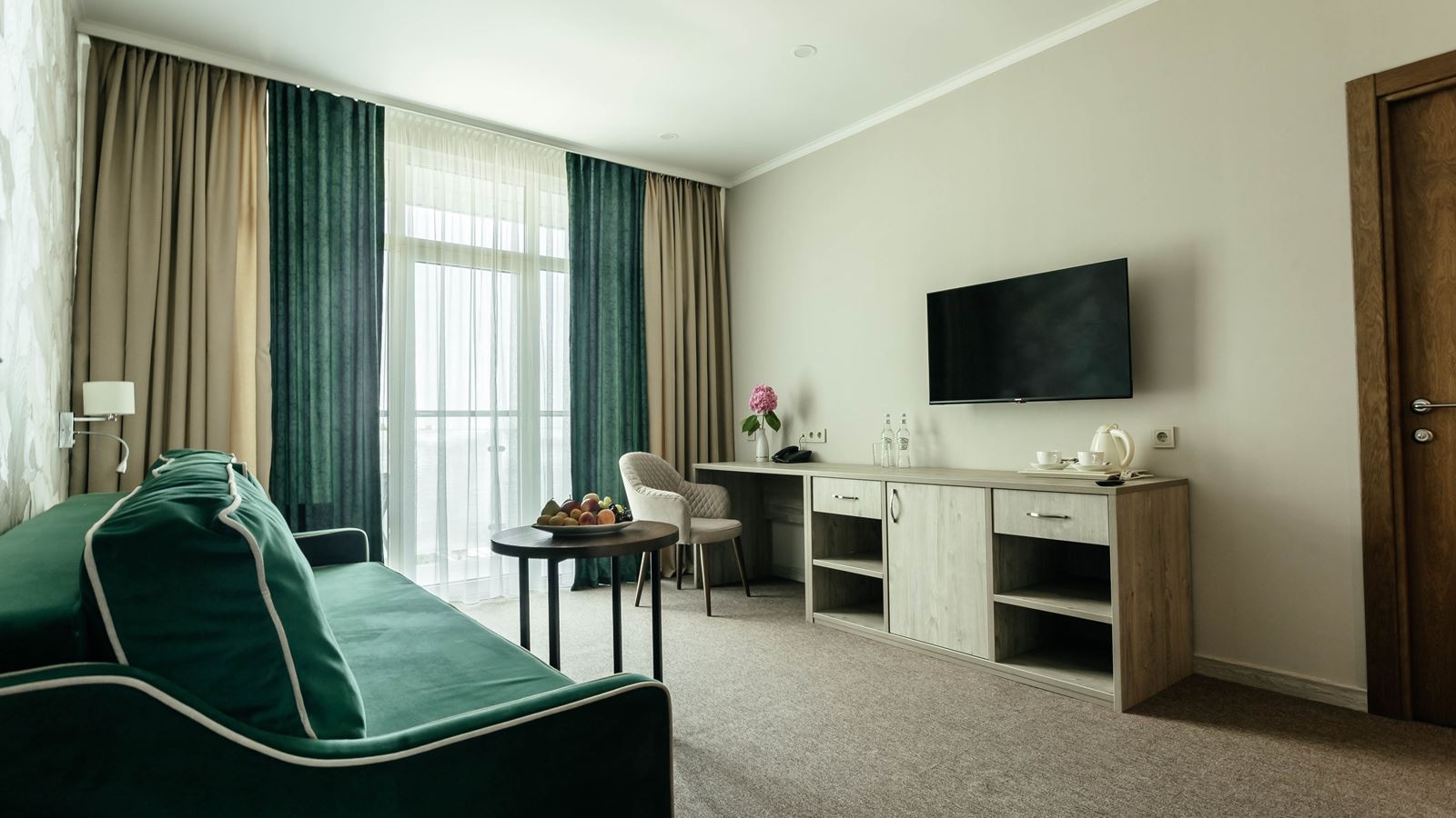 rooms-apartment-3-rooms-balcony-side-sea-view