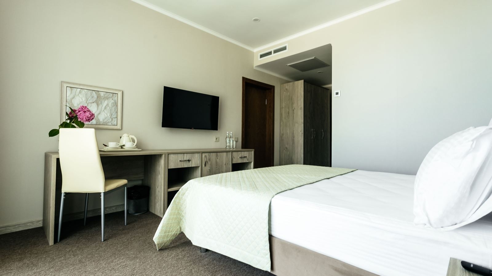 rooms-apartment-3-rooms-balcony-side-sea-view