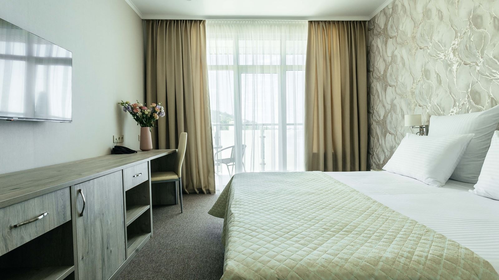 rooms-apartment-3-rooms-balcony-side-sea-view