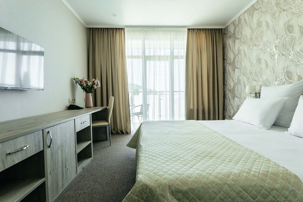 rooms-apartment-3-rooms-balcony-side-sea-view