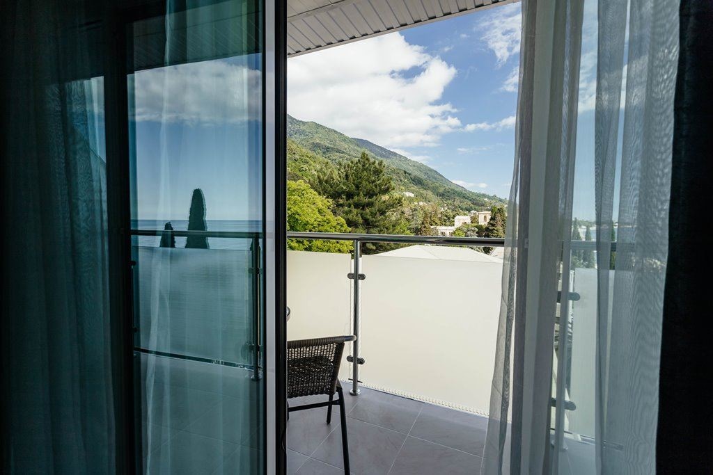 rooms-apartment-3-rooms-balcony-side-sea-view