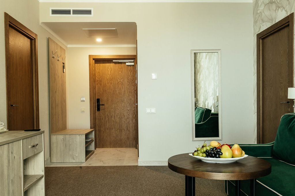 rooms-apartment-3-rooms-balcony-side-sea-view