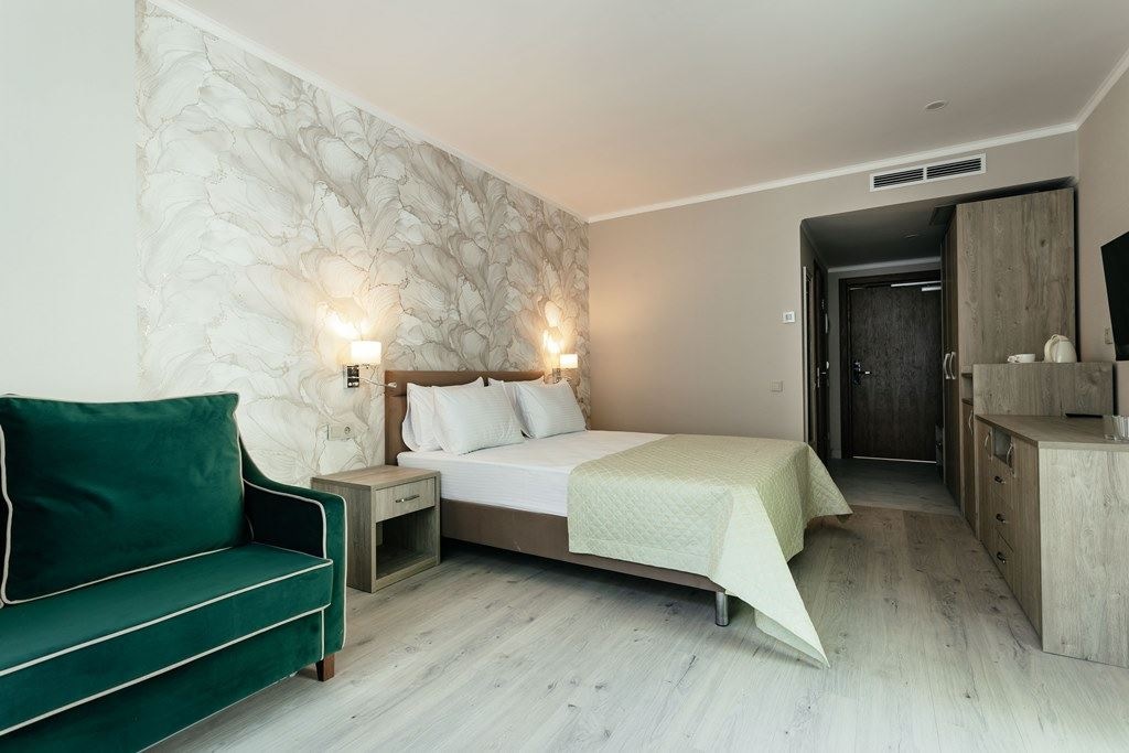 rooms-superior-balcony-mountain-view