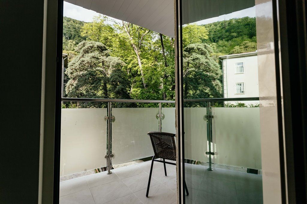 rooms-superior-balcony-mountain-view