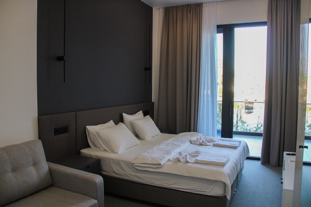 rooms-delux-balcony-sea-lake-or-park-view