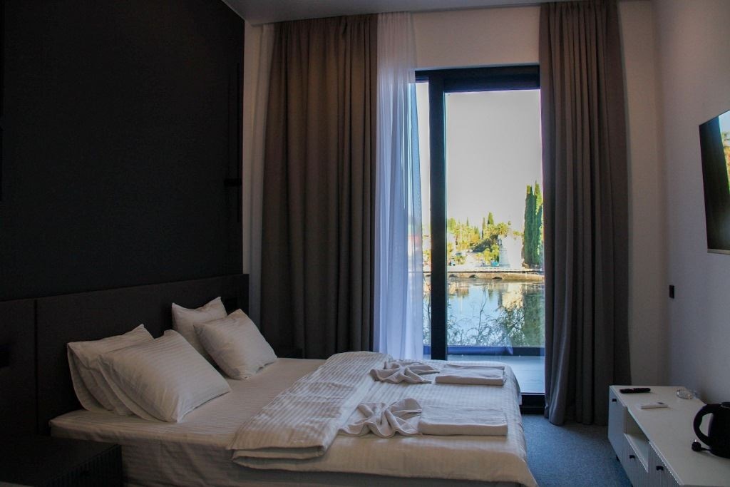 rooms-delux-balcony-sea-lake-or-park-view