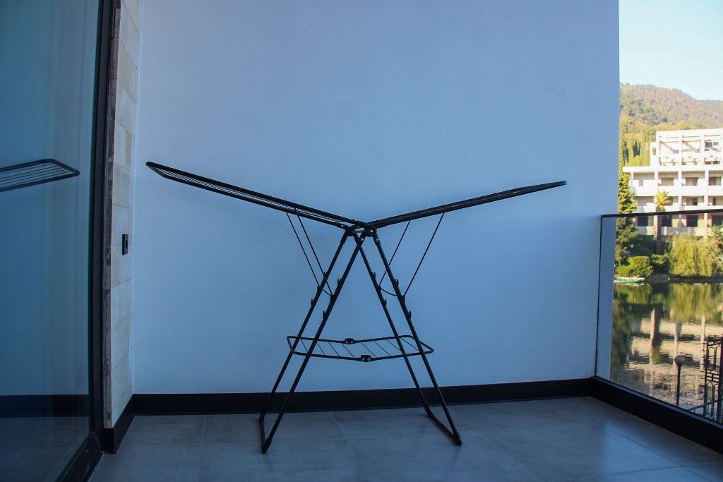 rooms-delux-balcony-sea-lake-or-park-view