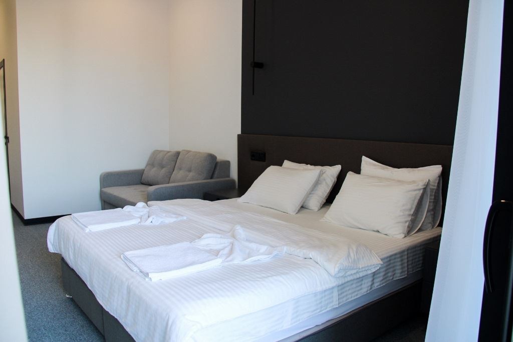 rooms-delux-balcony-sea-lake-or-park-view