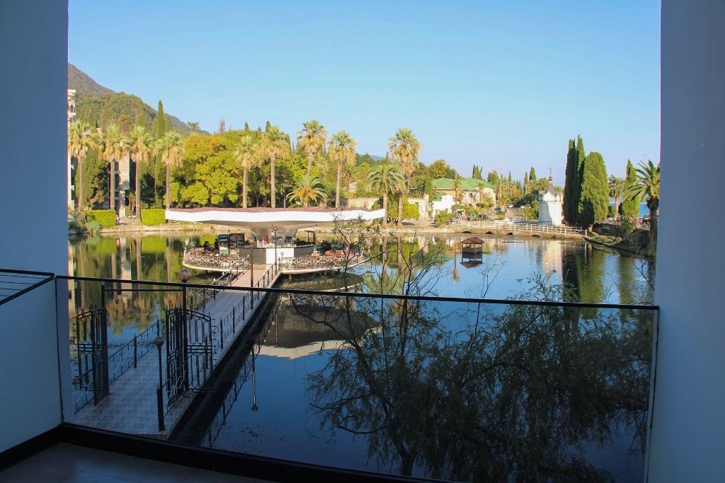 rooms-delux-balcony-sea-lake-or-park-view
