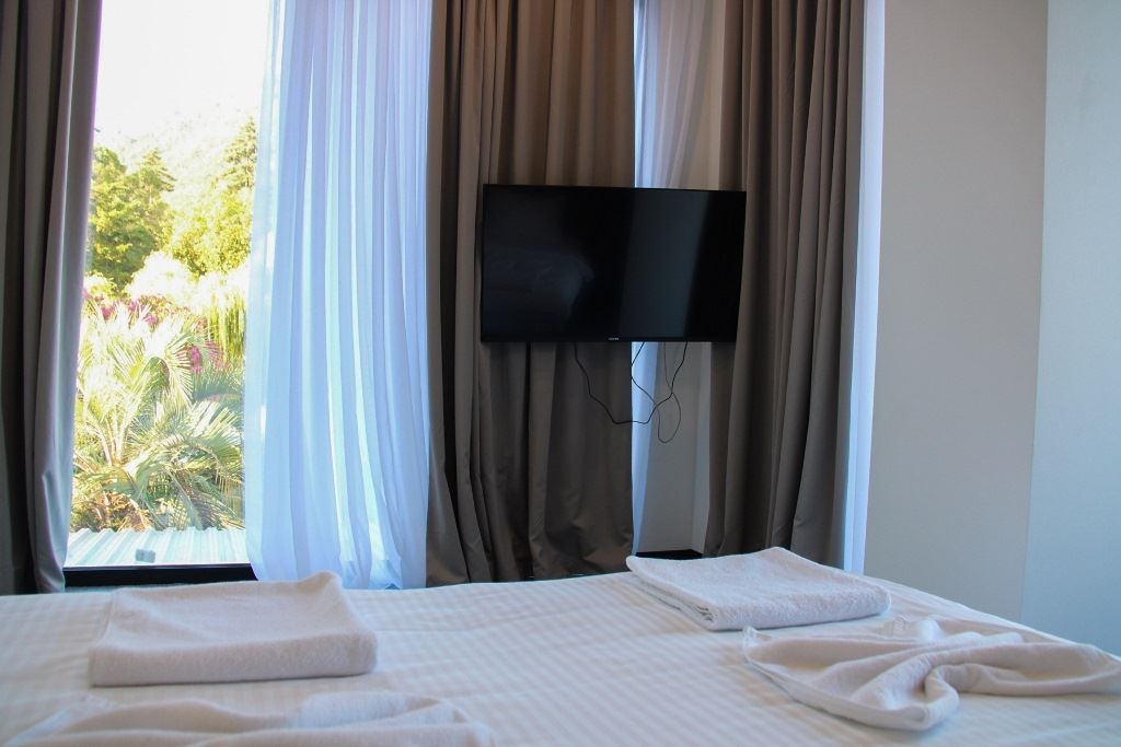 rooms-delux-balcony-sea-or-lake-view