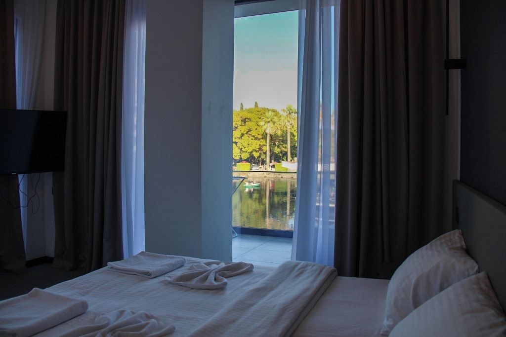 rooms-delux-balcony-sea-or-lake-view