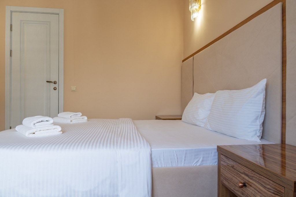 rooms-junor-with-balcony-and-sea-weiu