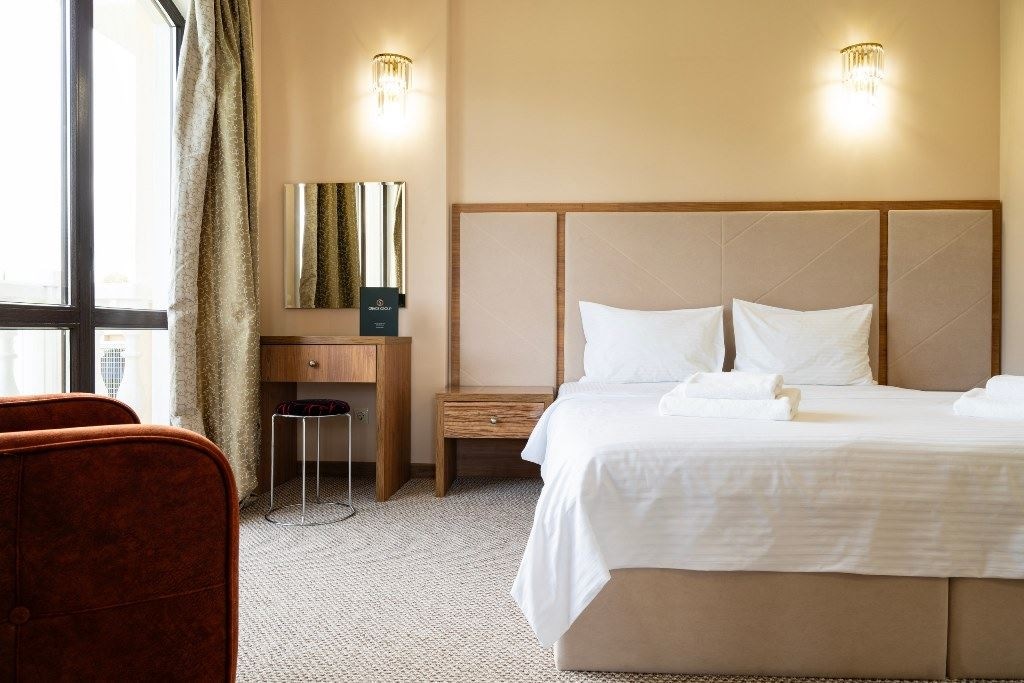 rooms-junor-with-balcony-and-sea-weiu