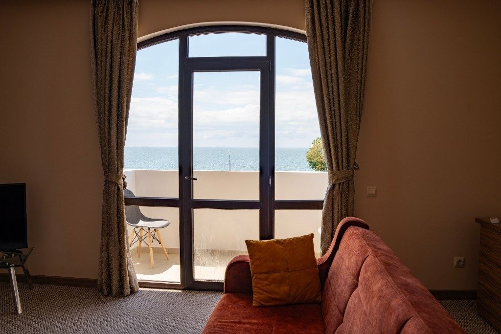 rooms-junor-with-balcony-and-sea-weiu
