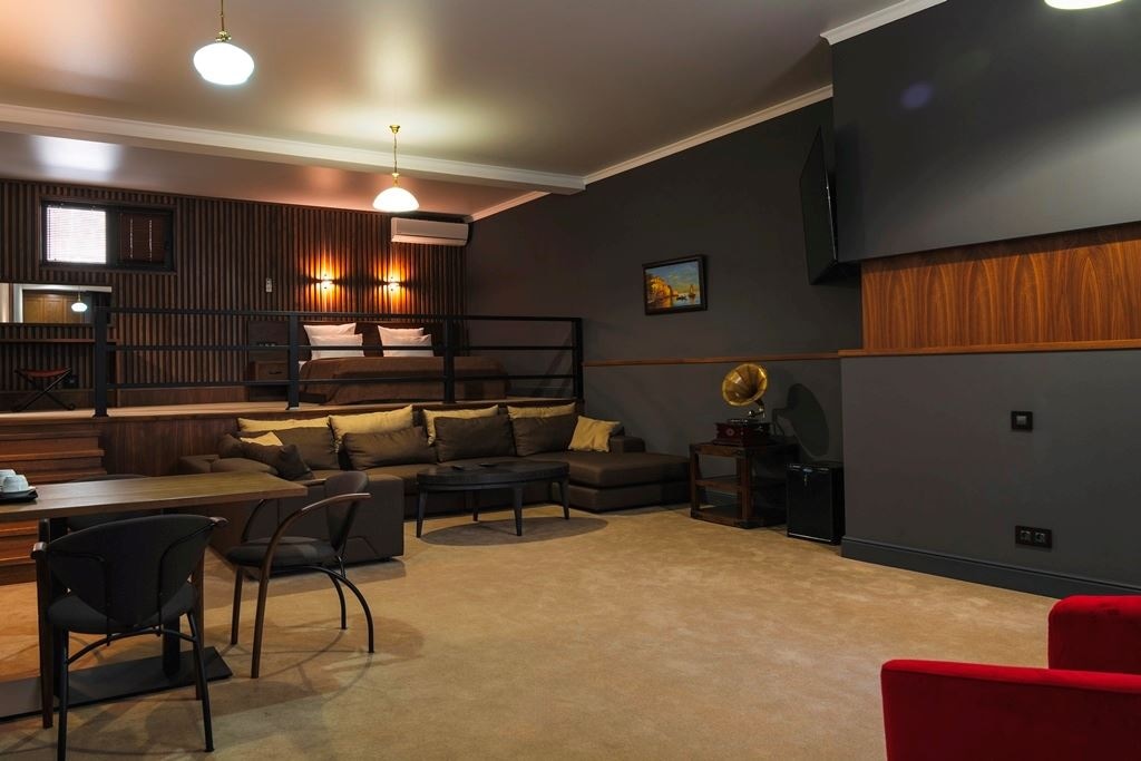 rooms-suite-pool-view