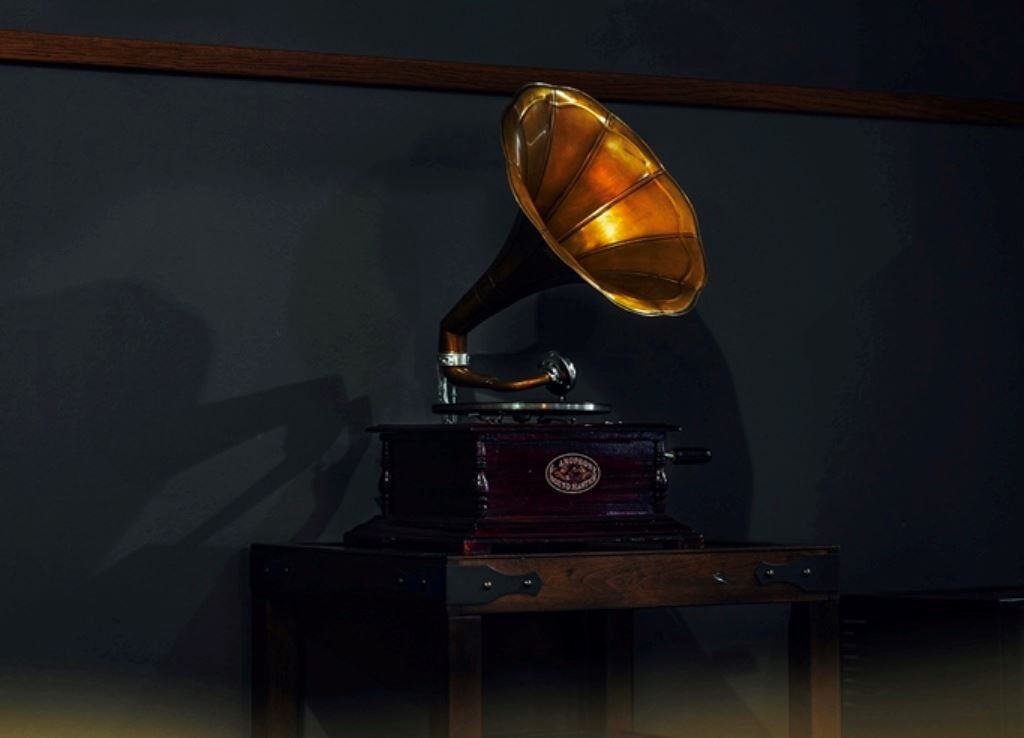 rooms-suite-pool-view