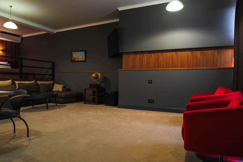 rooms-suite-pool-view