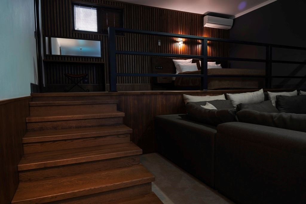 rooms-suite-pool-view