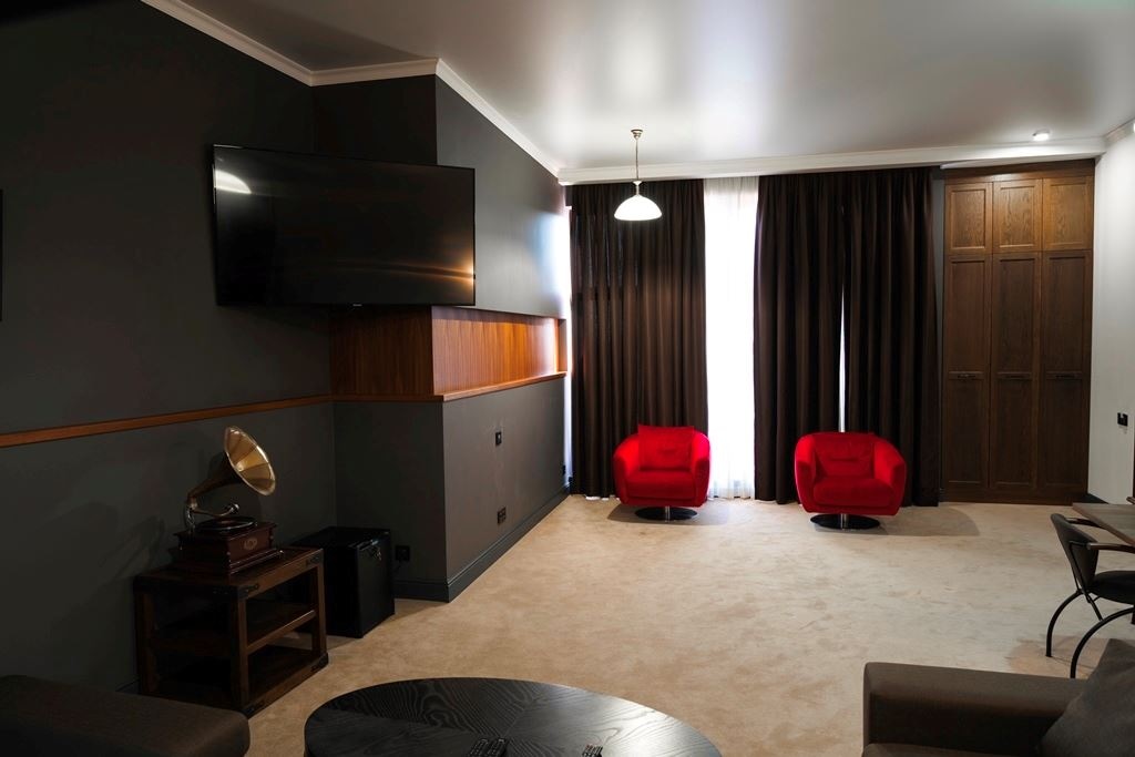 rooms-suite-pool-view