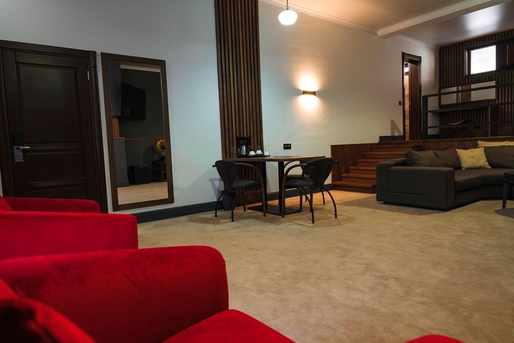 rooms-suite-pool-view