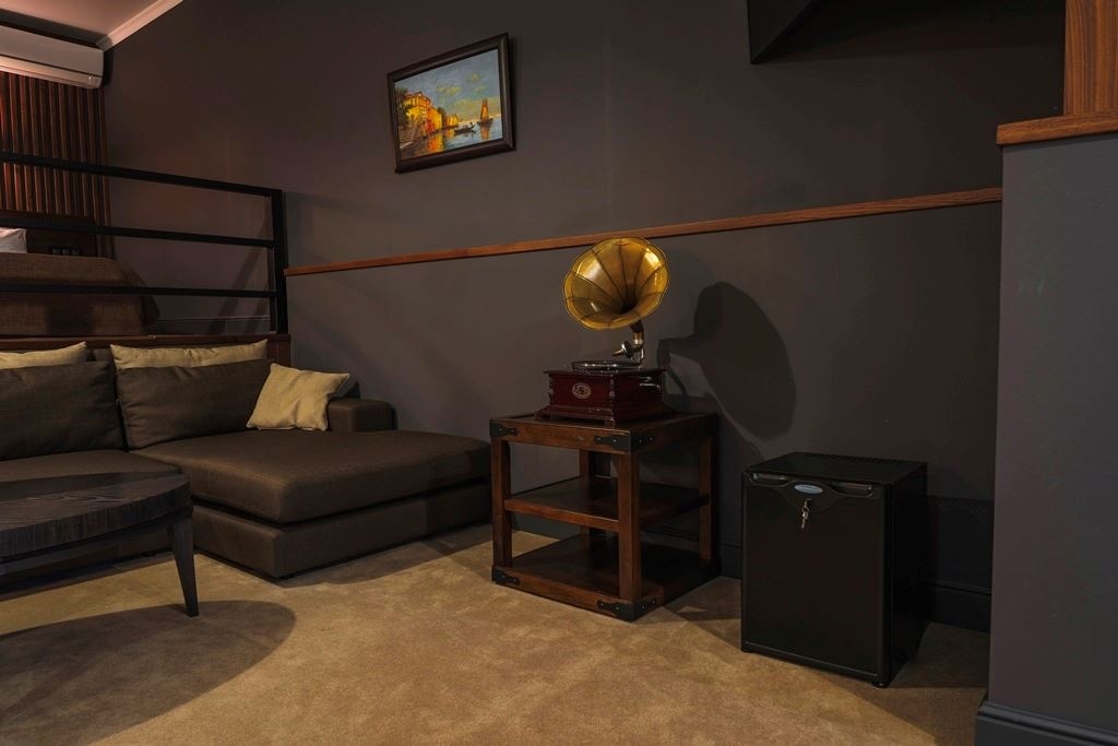 rooms-suite-pool-view