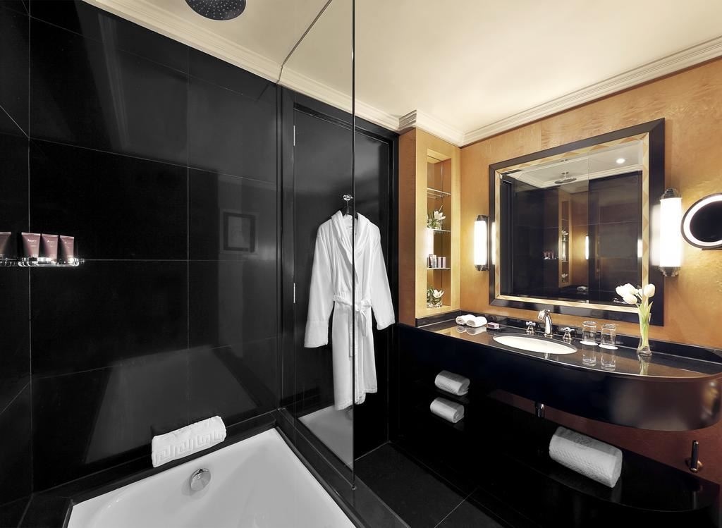 rooms-deluxe-city-view-room