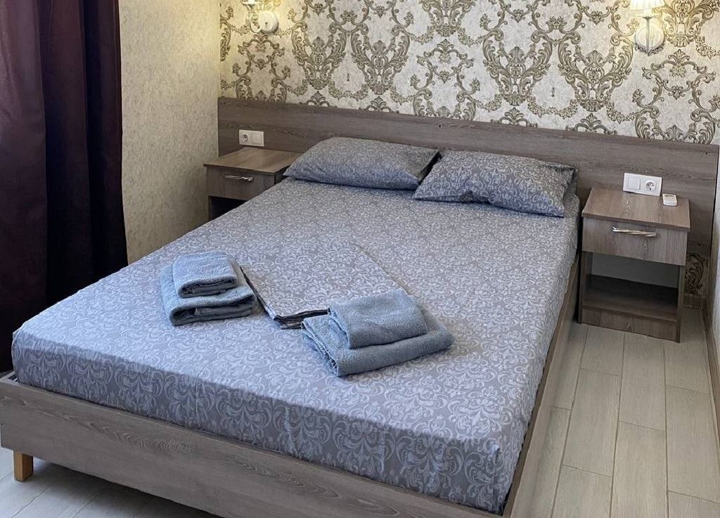 rooms-family-room--with-balcony