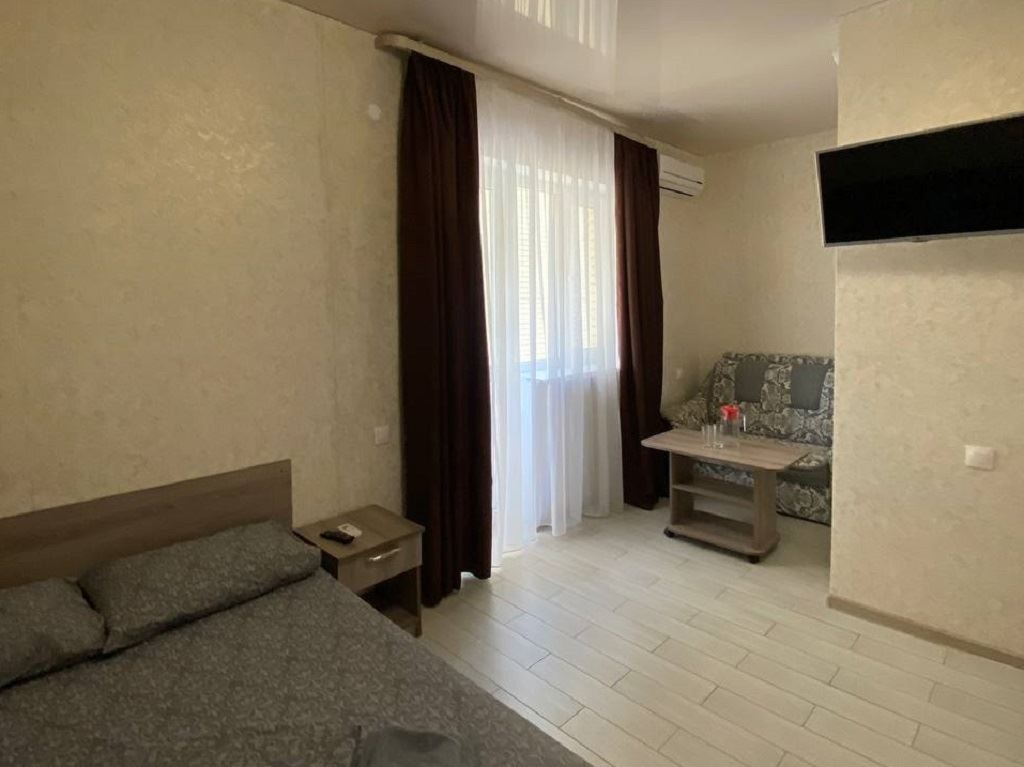 rooms-family-room--with-balcony