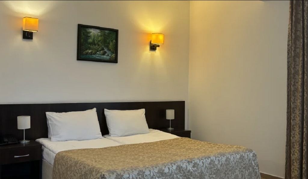 rooms-2-местный-стандарт-с-французским-балконом