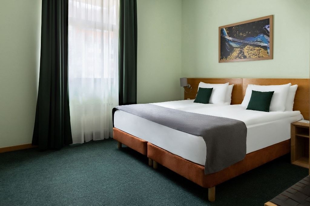 rooms-stand-river-view