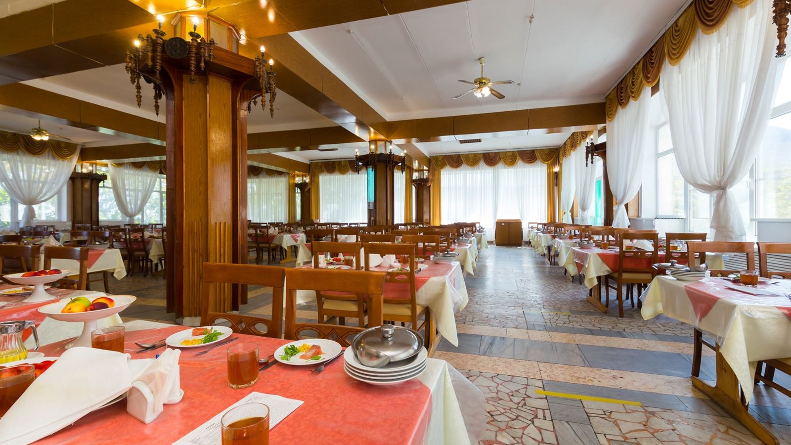 restaurants-obedenyi-zal