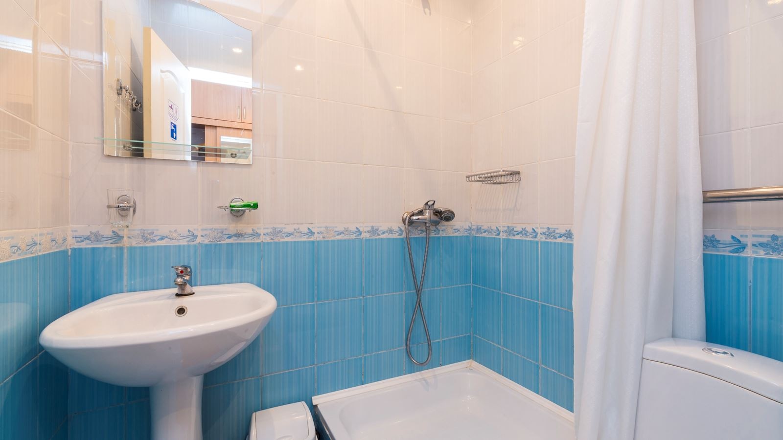 rooms-room-standard-frenchbalcony-wellness