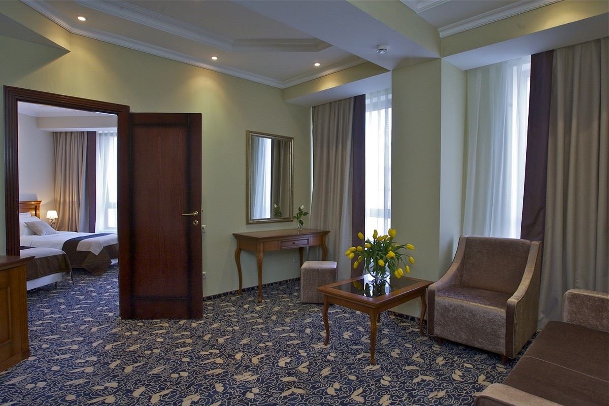 rooms-suite-family-balcony