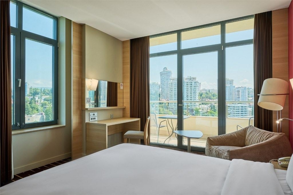 rooms-privilege--balcony-city-view