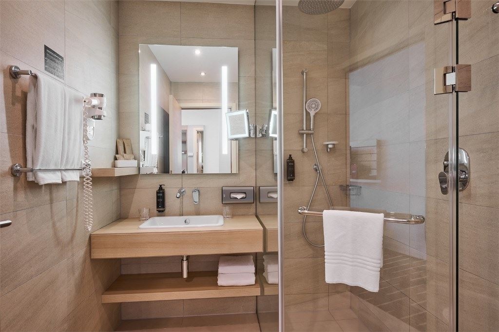 rooms-privilege--balcony-city-view